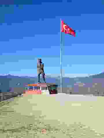 Türkiyenin en büyük Atatürk heykeline ev sahipliği yapan yer