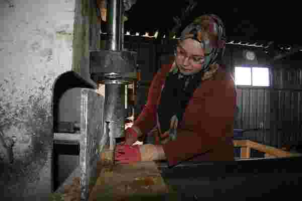 Afyonkarahisar da tonluk mermerleri kadınlar işliyor #1