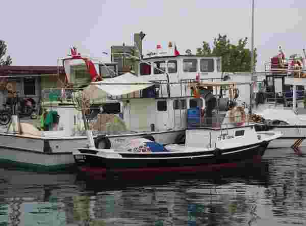 Av yasağının sona ereceği 1 Eylül'ü heyecanla bekleyen balıkçılar, onarım sonrası teknelerini yeniden suya taşıdı.