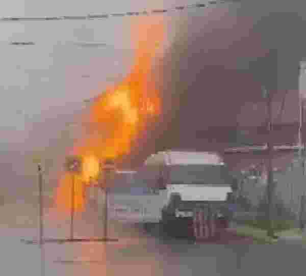 Tuzla'da İSKİ çalışmasında patlayan doğalgaz borusu alev aldı