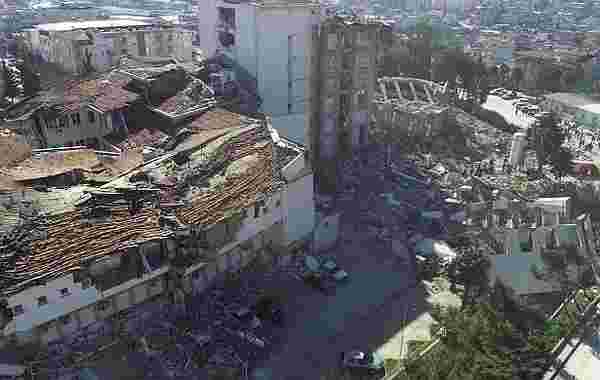 Hatay'da yıkılan hastane ek binasında umutlu bekleyiş - Resim : 2