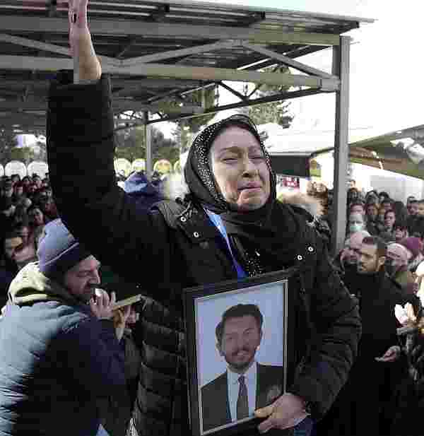 İstanbul'da toprağa verilen genç adamın annesinin feryadı yürek dağladı