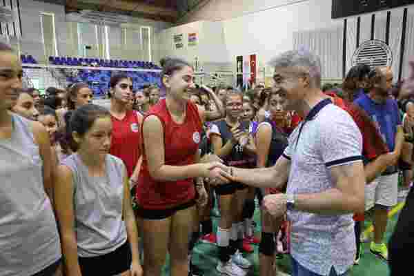 Minik voleybolcular Zafer Bayramı için oynadı
