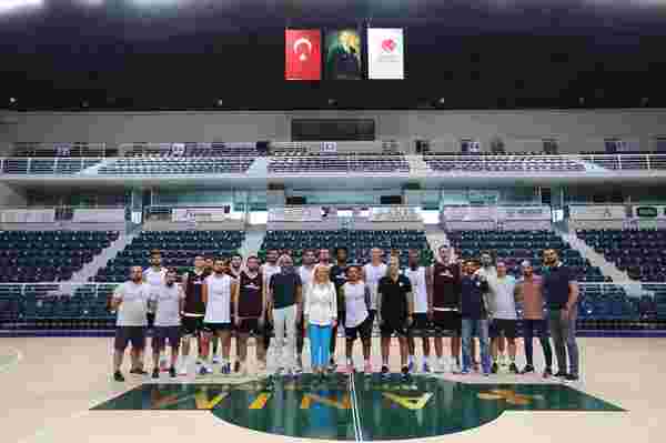 Başkan Şeniz Doğan basketbol takımını ziyaret etti
