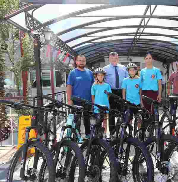 GSB Spor Okulları, genç bisikletçilere yeni ekipmanlarla destek oluyor
