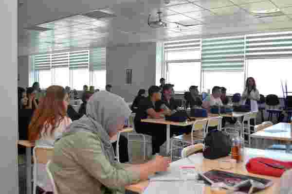 İlk dönem Sağlık Meslek Lisesi öğrencilerine oryantasyon eğitimi
