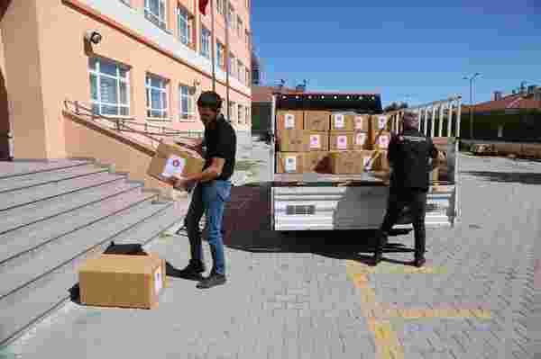 Keçiören’de öğrencilere kırtasiye seti hediye edildi
