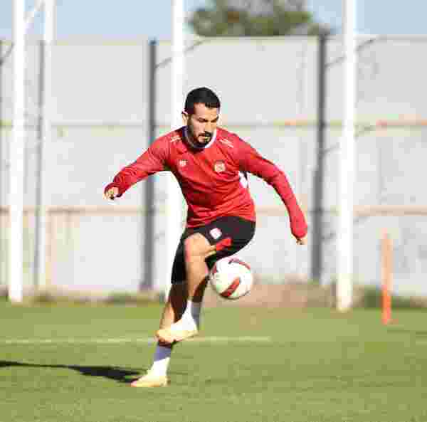 Sivasspor’un yeni transferi Burak Kapacak ilk idmanına çıktı
